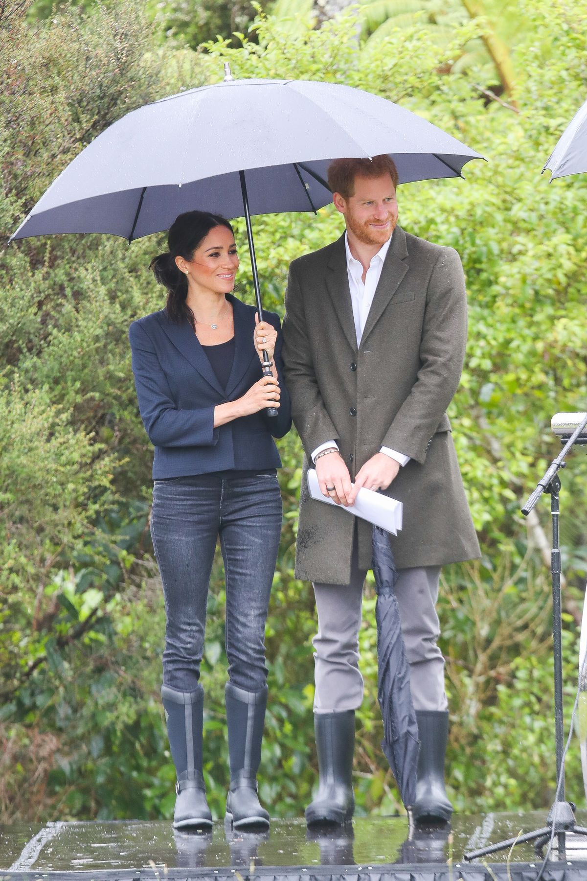 AUCKLAND, NEW ZEALAND - OCTOBER 30: Prince Harry, Duke of Sussex and Meghan, Duchess of Sussex visit the North Shore to dedicate a 20-hectare area of native bush to The QueenÕs Commonwealth Canopy on October 30, 2018 in Auckland, New Zealand. The Duke and Duchess of Sussex are on their official 16-day Autumn tour visiting cities in Australia, Fiji, Tonga and New Zealand. (Photo by Chris Jackson/Getty Images)
