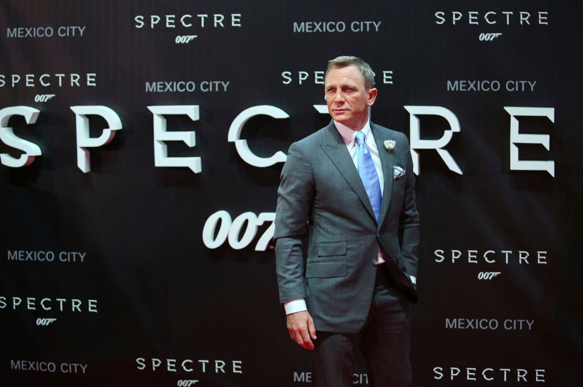 Daniel Craig a James Bond: Spectre – A Fantom visszatér című film premierjén szürke öltönyben. 