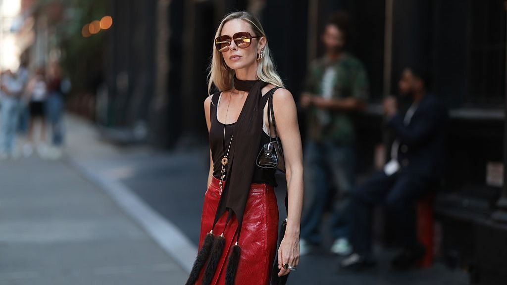 Piros színes bőrszoknya