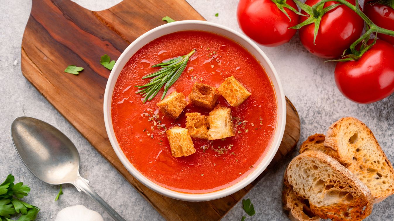 A paradicsomleves meglehetősen időigényesen készül Toszkánában.