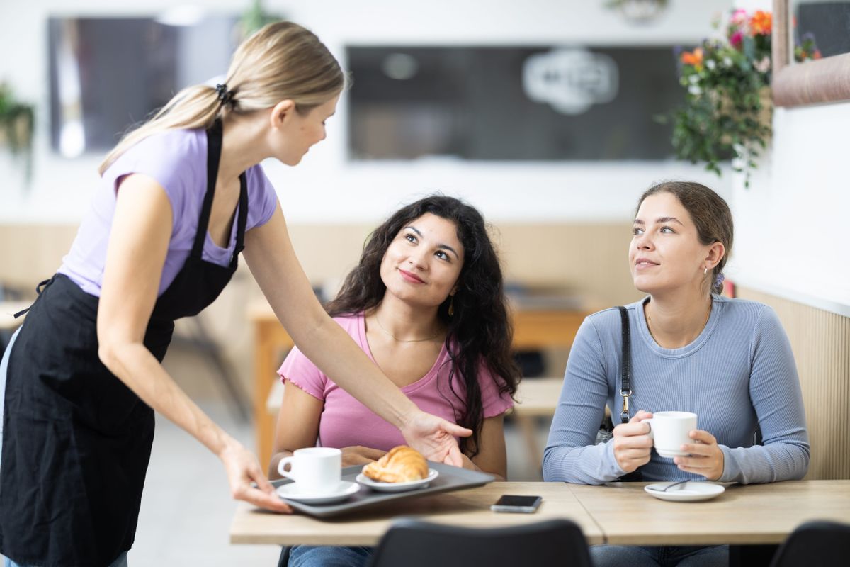 étteremben ülő barátnők még a számla megkapása előtt