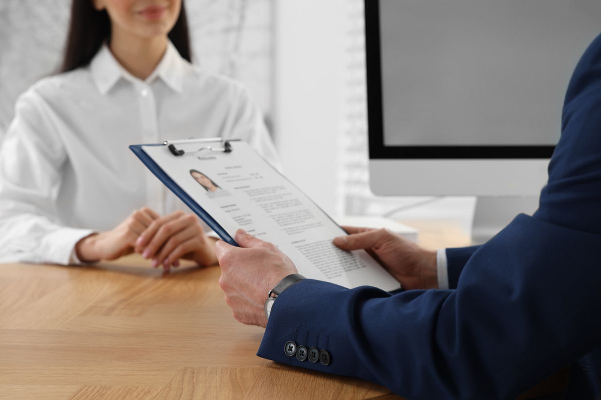 Munkaadó nézi a jelentkező önéletrajzát.