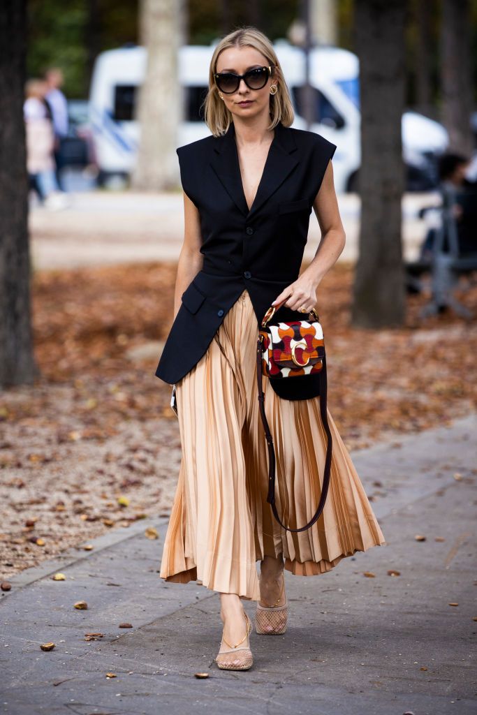 pliszírozott szoknya modellen