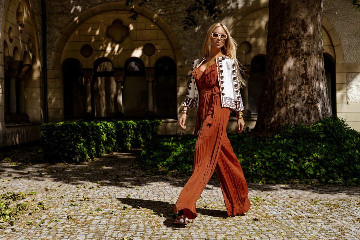 nagymama divat, illusztráción egy trendi modell vintage stílusú ruhában