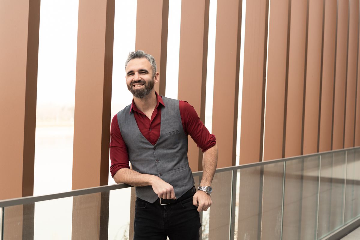 40 feletti férfi piros ingben.