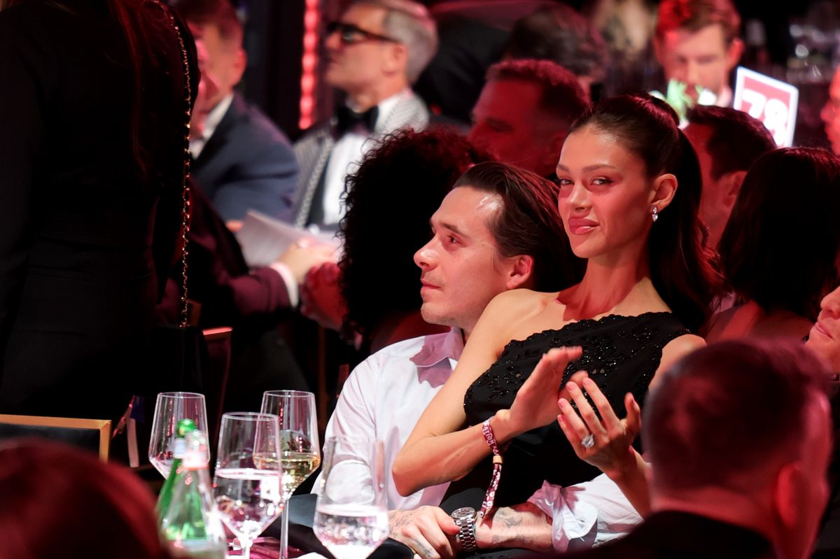 Nicola Peltz és Brooklyn Beckham Elton John AIDS-buliján. Később az örökösnő oda ült az énekes asztalához, majd oda hívta a férjét is