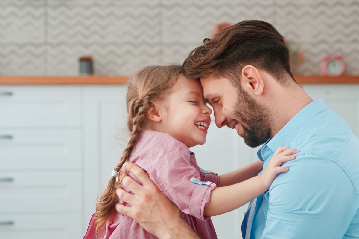 Egy lányos apa a gyerekével.