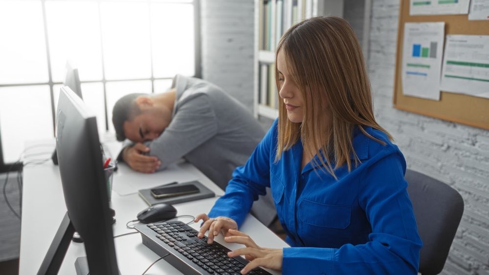 Nő aki túlvállalja magát a mentális egészség rovására.