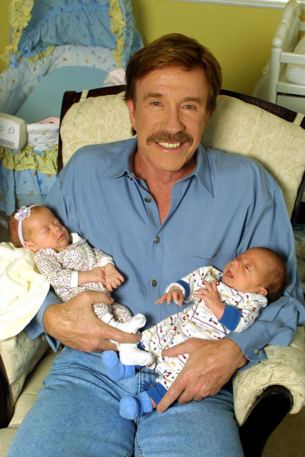 Chuck Norris második házasságából 2001-ben születtek meg ikergyermekei.