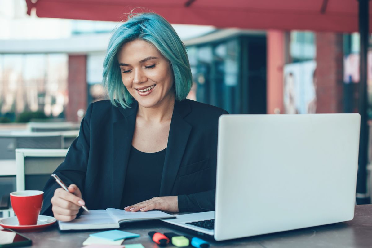 hajfestés, színes haj a munkahelyen