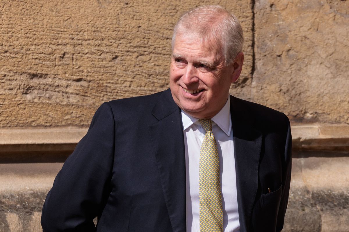 Andrew Mountbatten-Windsor plüssmackói a múlt lenyomatai.