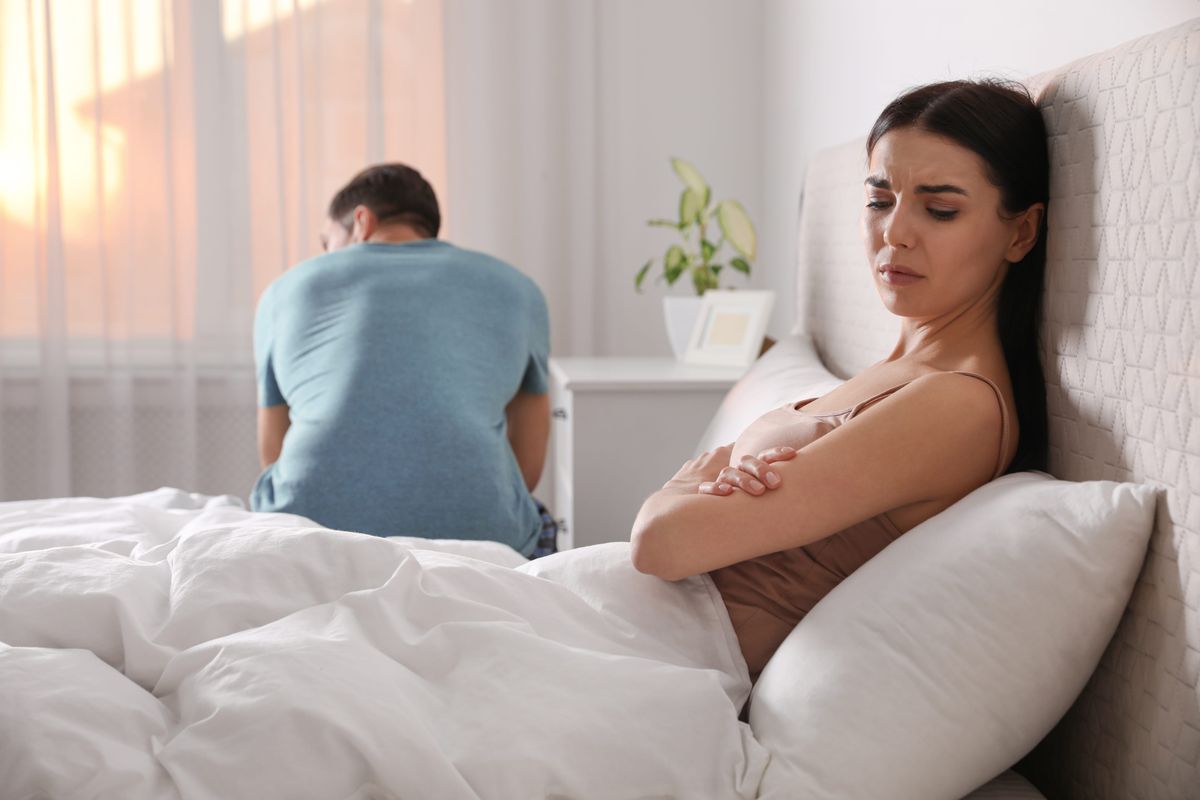 Nő az ágyban intim szárazság miatt aggódik