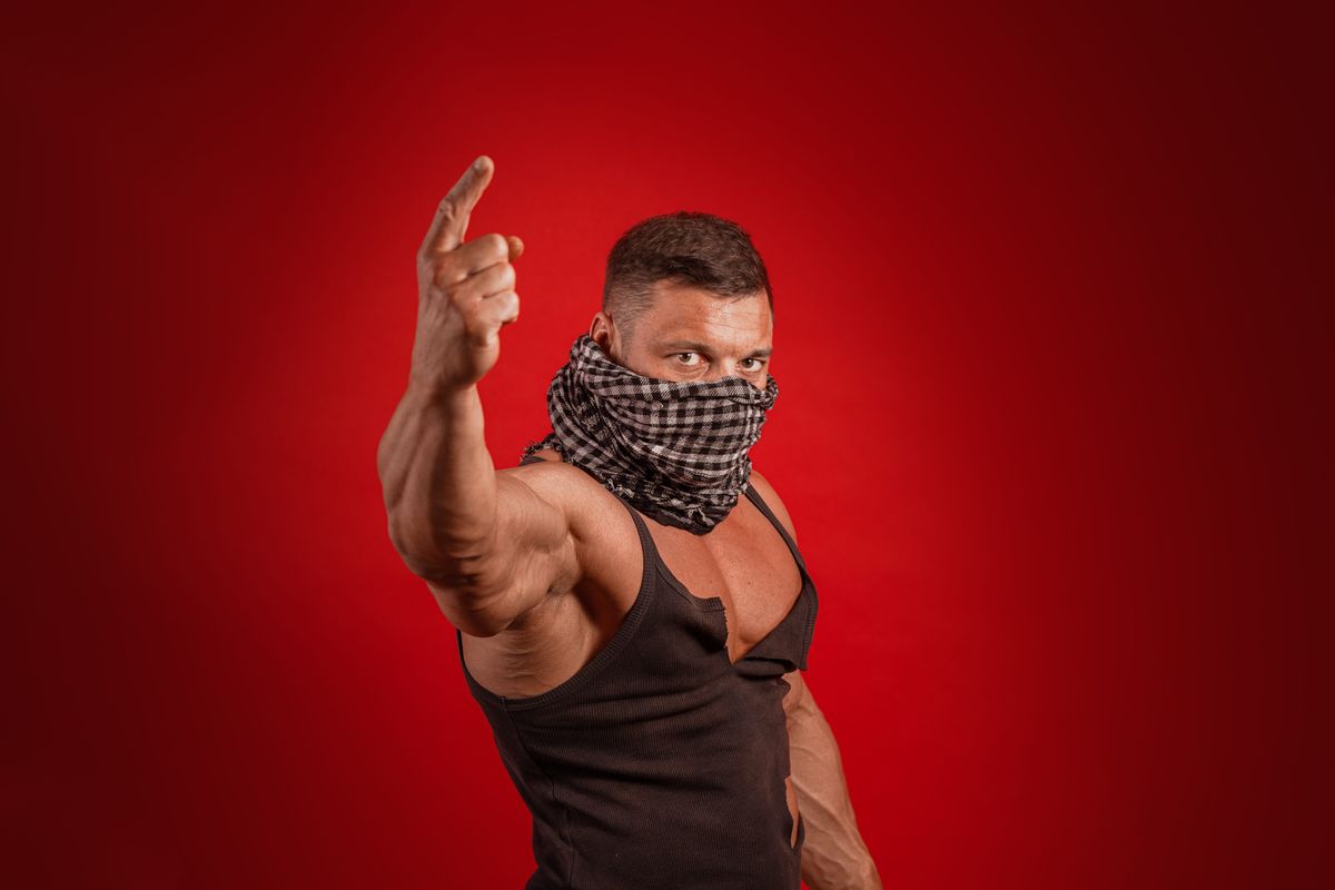 A manoszféra tagjai szerint a modern társadalomban a férfiak háttérbe szorultak, és ennek egyik fő okaként a feminizmust jelöli meg. 