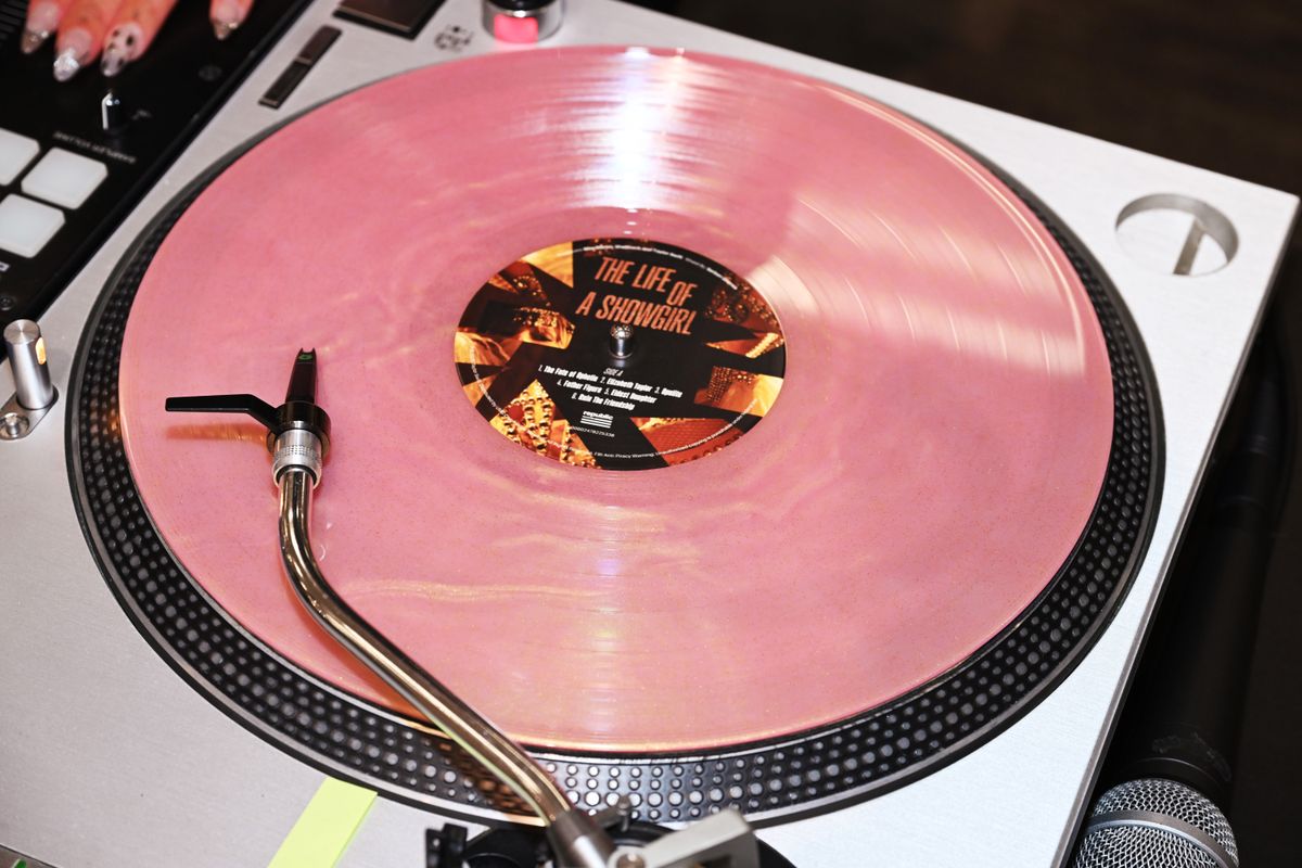 Taylor Swift legújabb albuma, a “The Life of A Showgirl” vynil kiadásban.