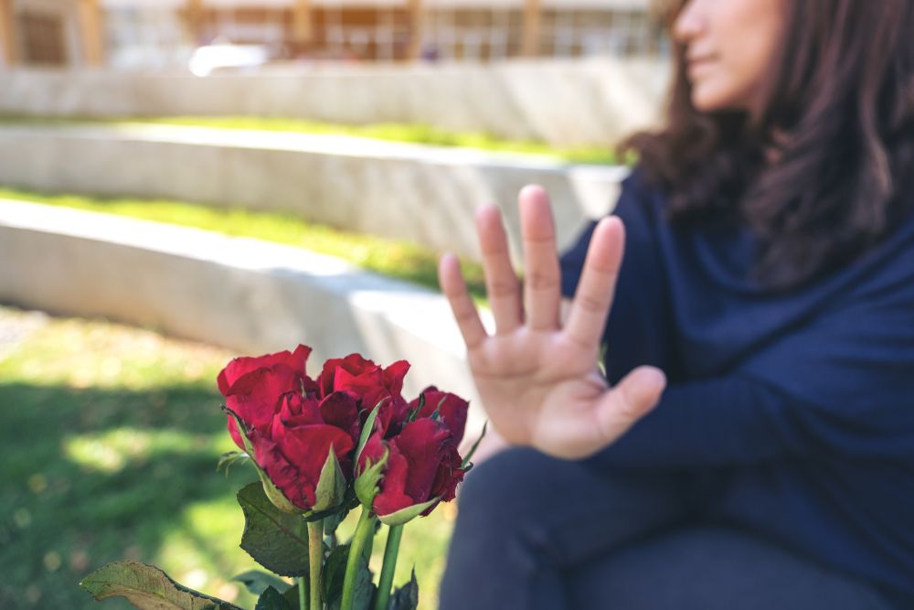 Nő elutasítja a virágot, nőnap