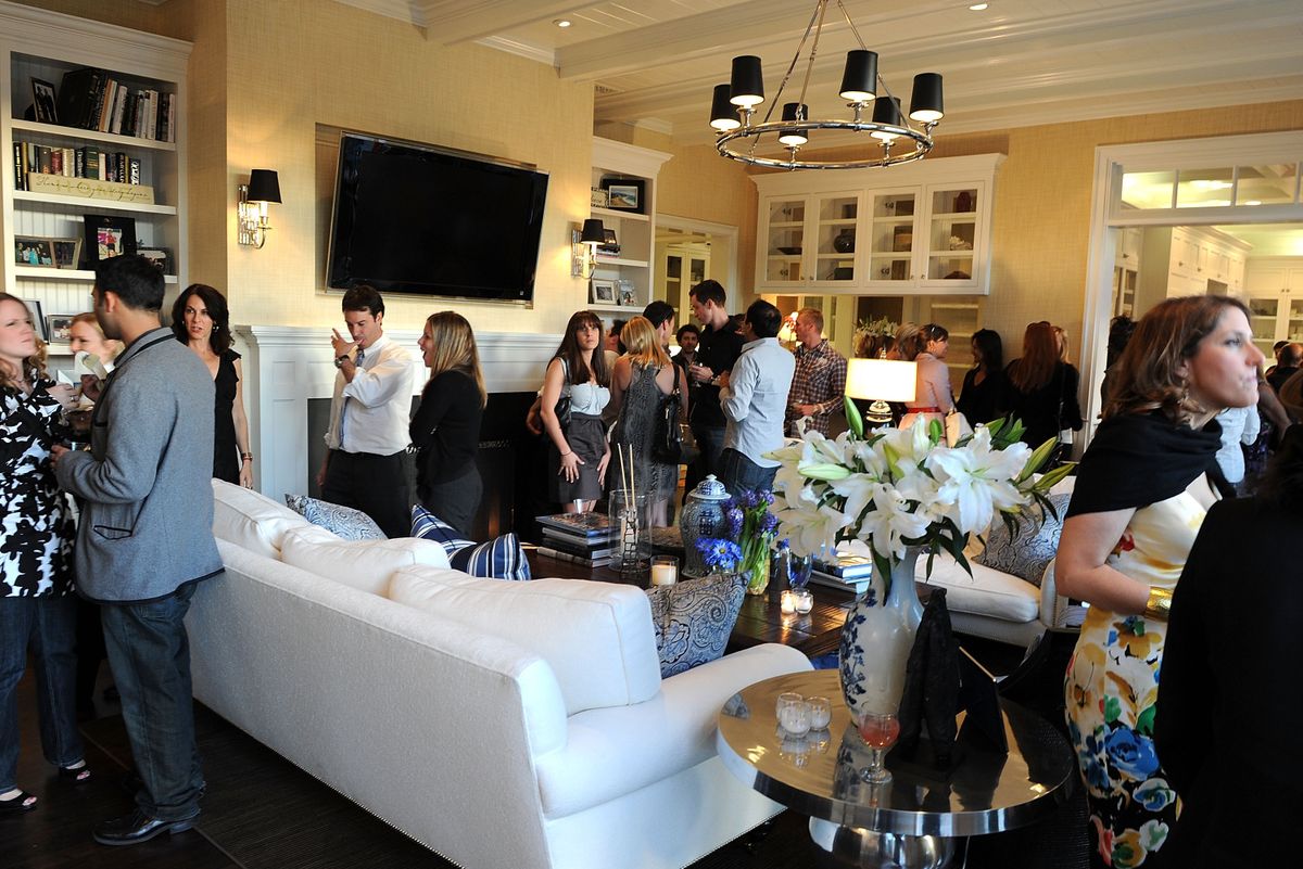 Sokan érkeztek vendégségbe egy házibulin, nappaliban sok ember. 