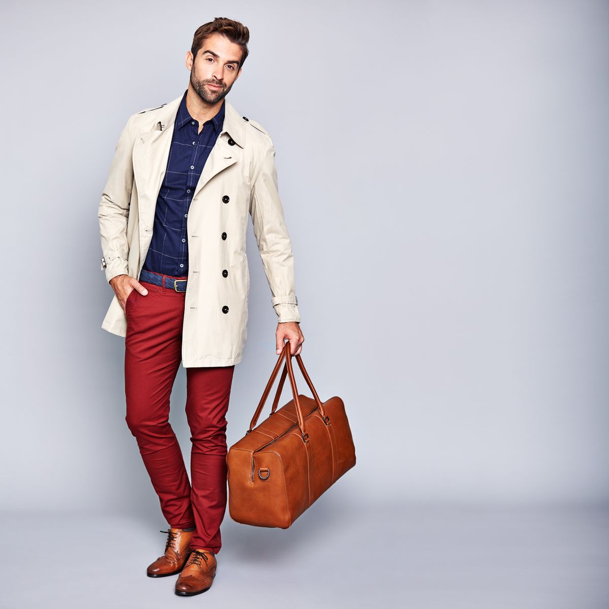 40 körüli férfi piros nadrágban.