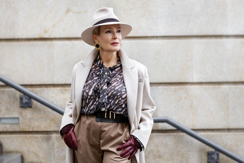 Elegáns 50 feletti nő kiegészítőkkel