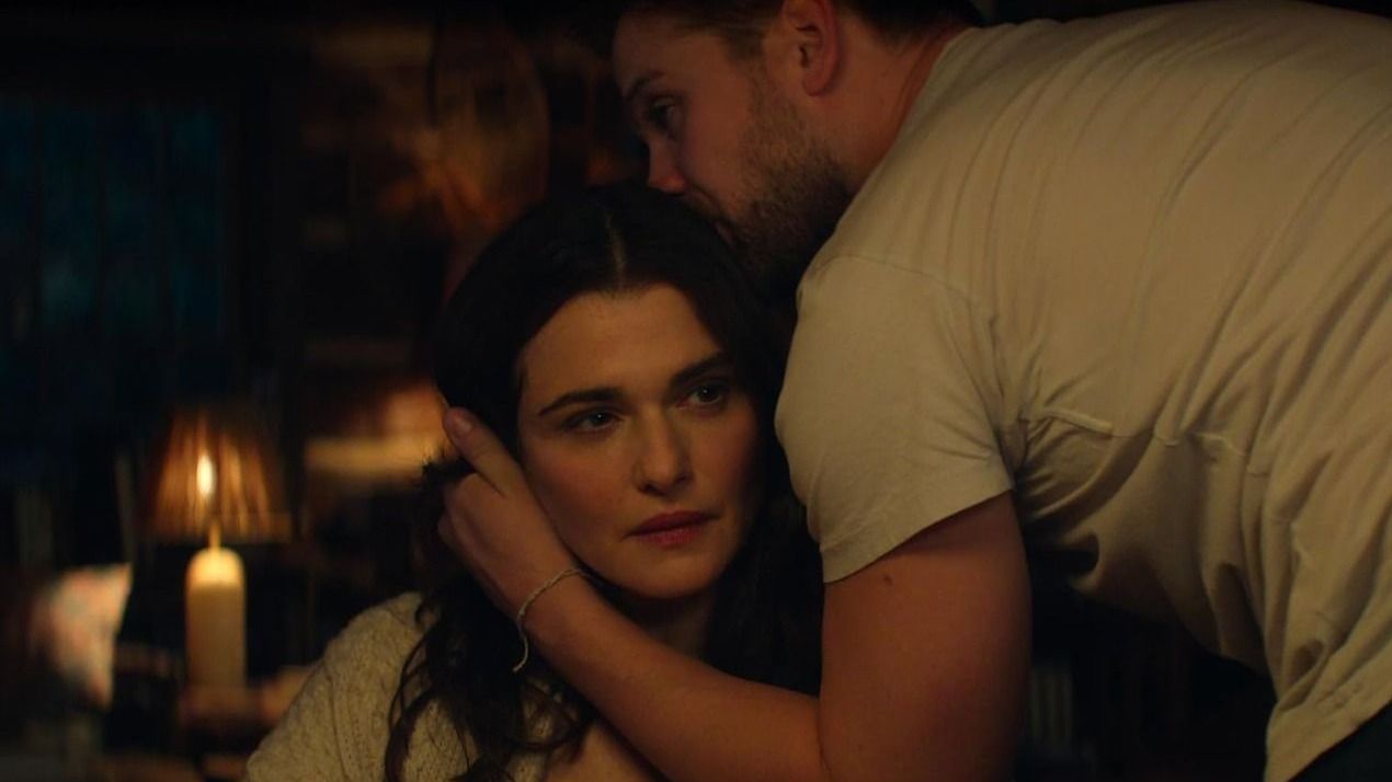 Rachel Weisz és Leo Woodall