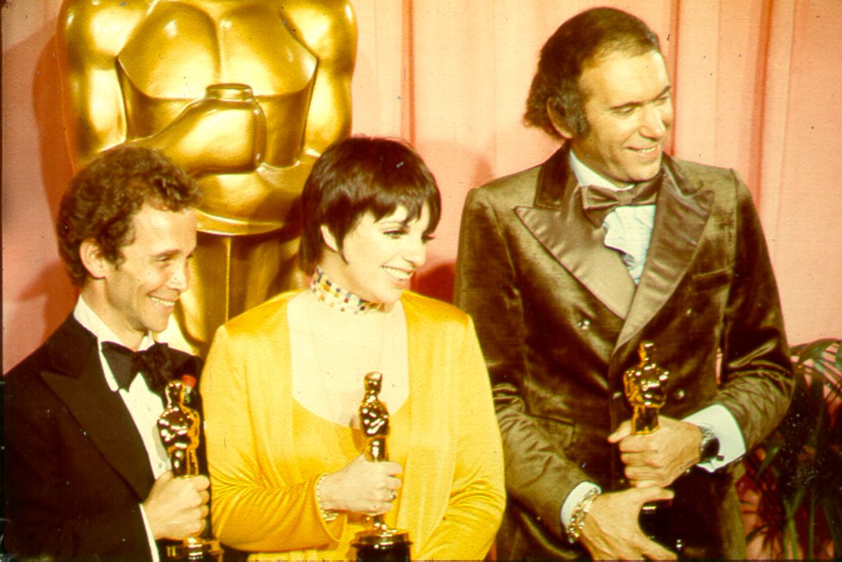 Los Angeles - 27th March 1973 : Liza Minnelli and Desi Arnaz Jr at the 45th Academy Awards. Liza is collecting a Best Actress award for her role in 'Cabaret'. (Photo by Michael Ochs Archives/Getty Images)