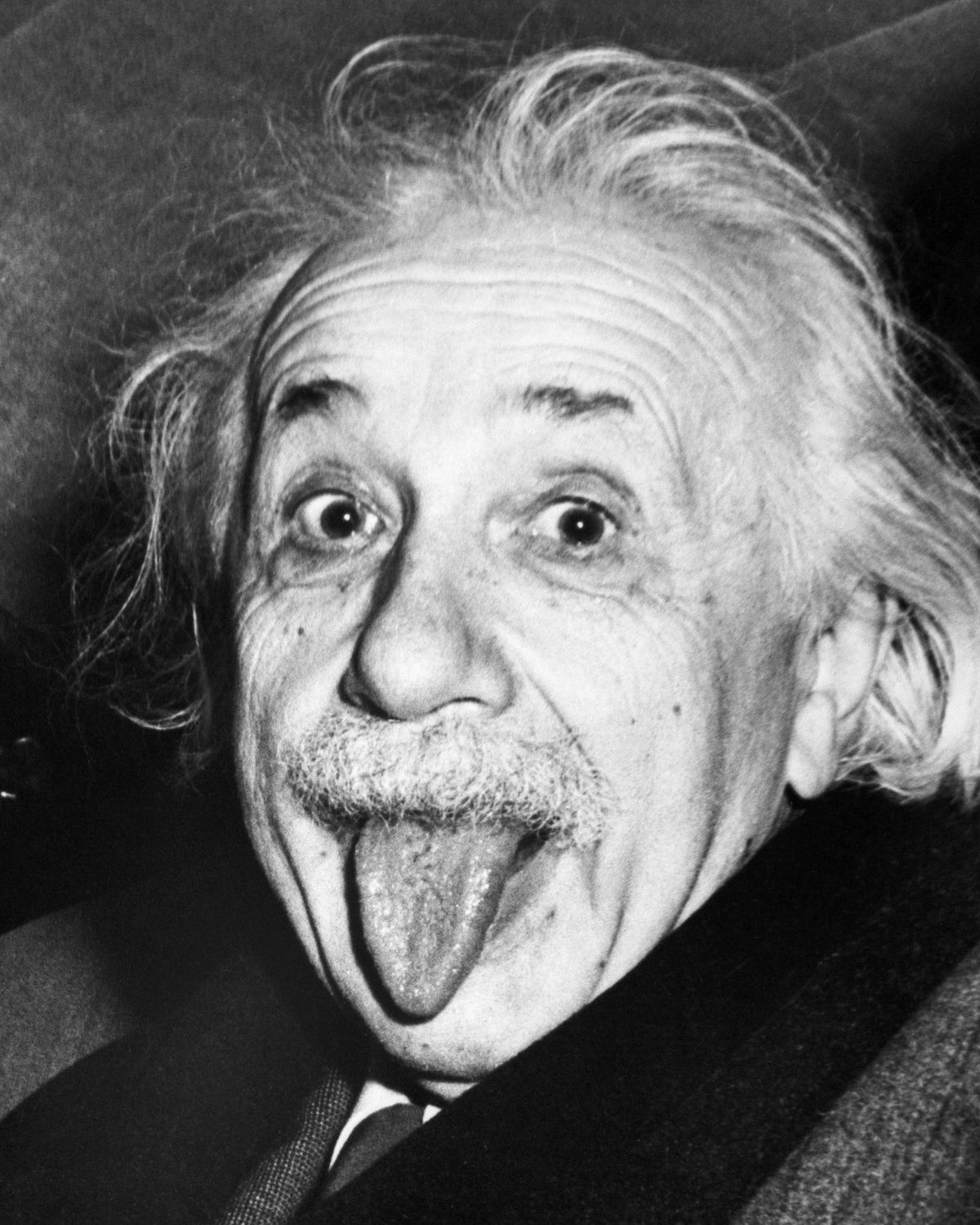 Albert Einstein kinyújtja a nyelvét, amikor a fotósok arra kérik, hogy mosolyogjon 72. születésnapja alkalmából, 1951. március 14-én.