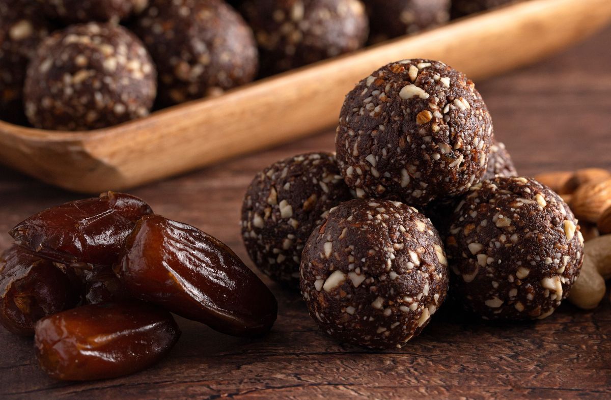 datolya és a húsvéti sütemény az asztalon