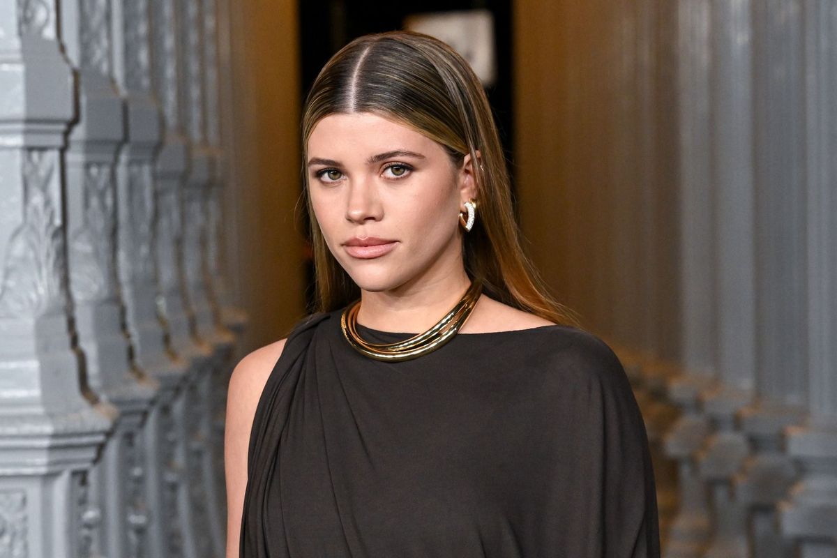 A fotón Sofia Richie látható természetes sminkben.