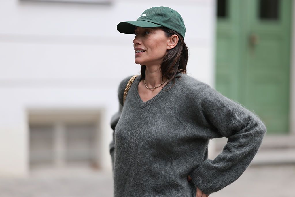 Modell oversized pulóverben, baseball sapkában, alacsony önbecsülés a láthatáron. 