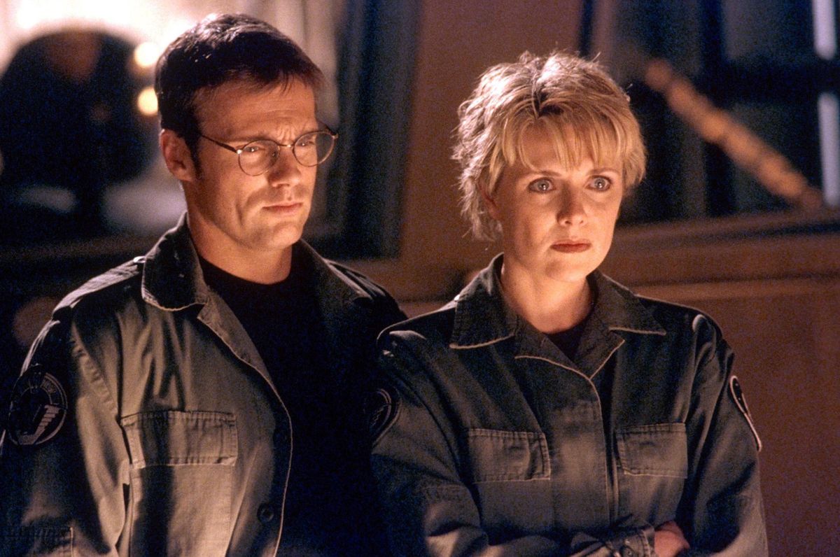 Amazon Prime: MICHAEL SHANKS mint Daniel Jackson és AMANDA TAPPING mint Samantha Carter a Csillagkapu című sorozatban. 
