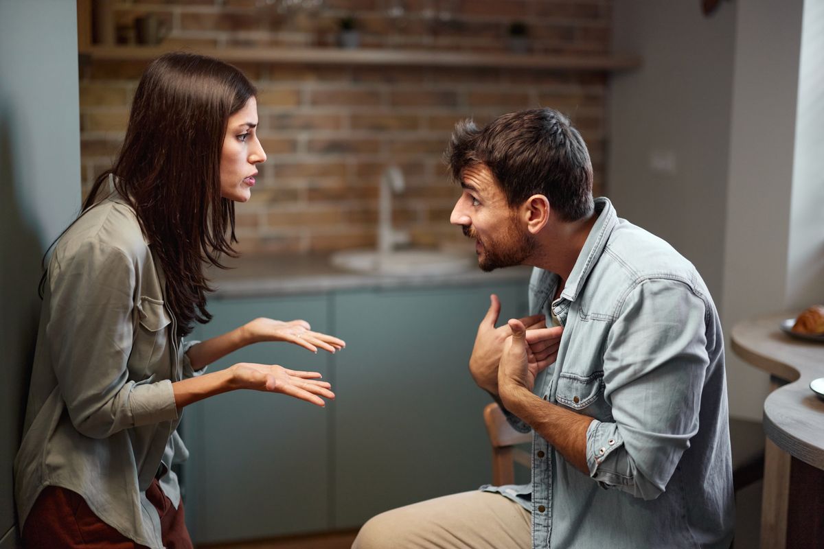 Szakítás okai: egy párkapcsolatban lévő nő és férfi veszekedés közben.