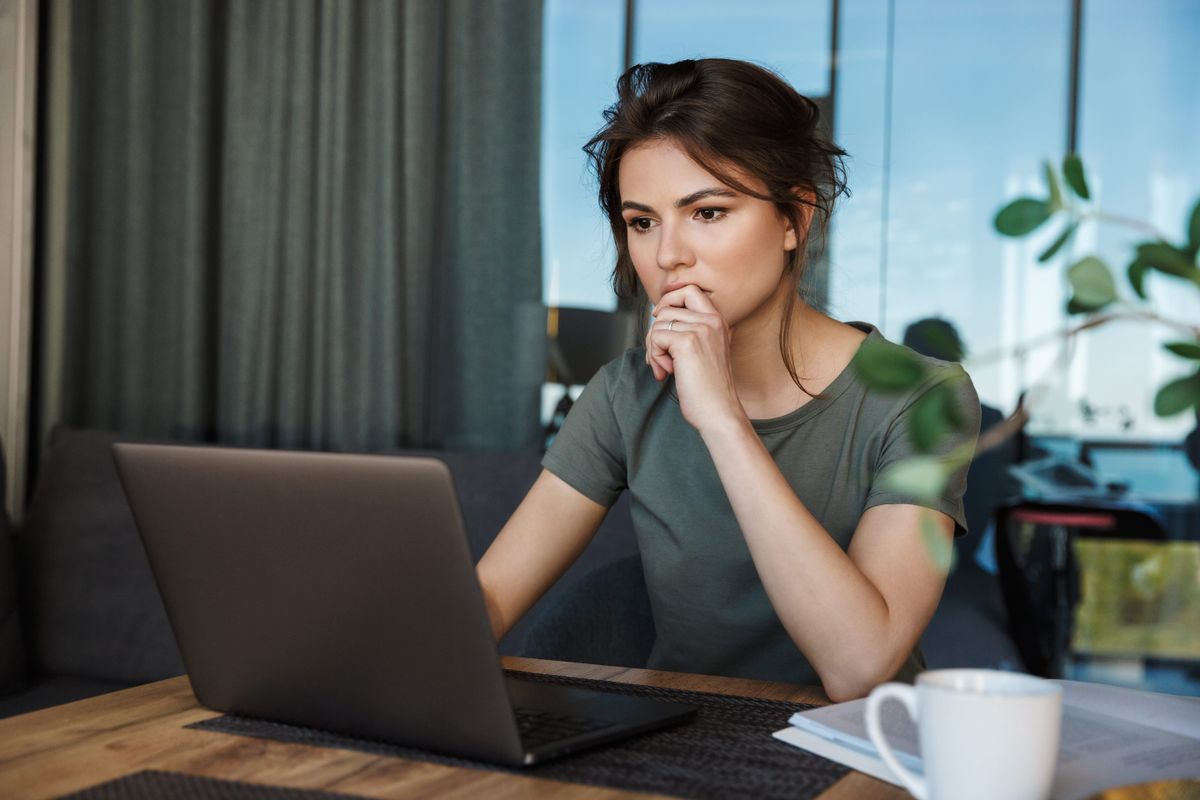 Különbségkereső teszt, nő a laptop előtt.