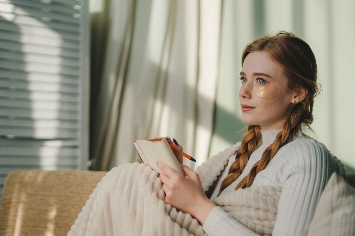 Egy rövid séta vagy nyugodt kávézás, az esti naplóírás is lehet értékes énidő, hasznos önépítés. 