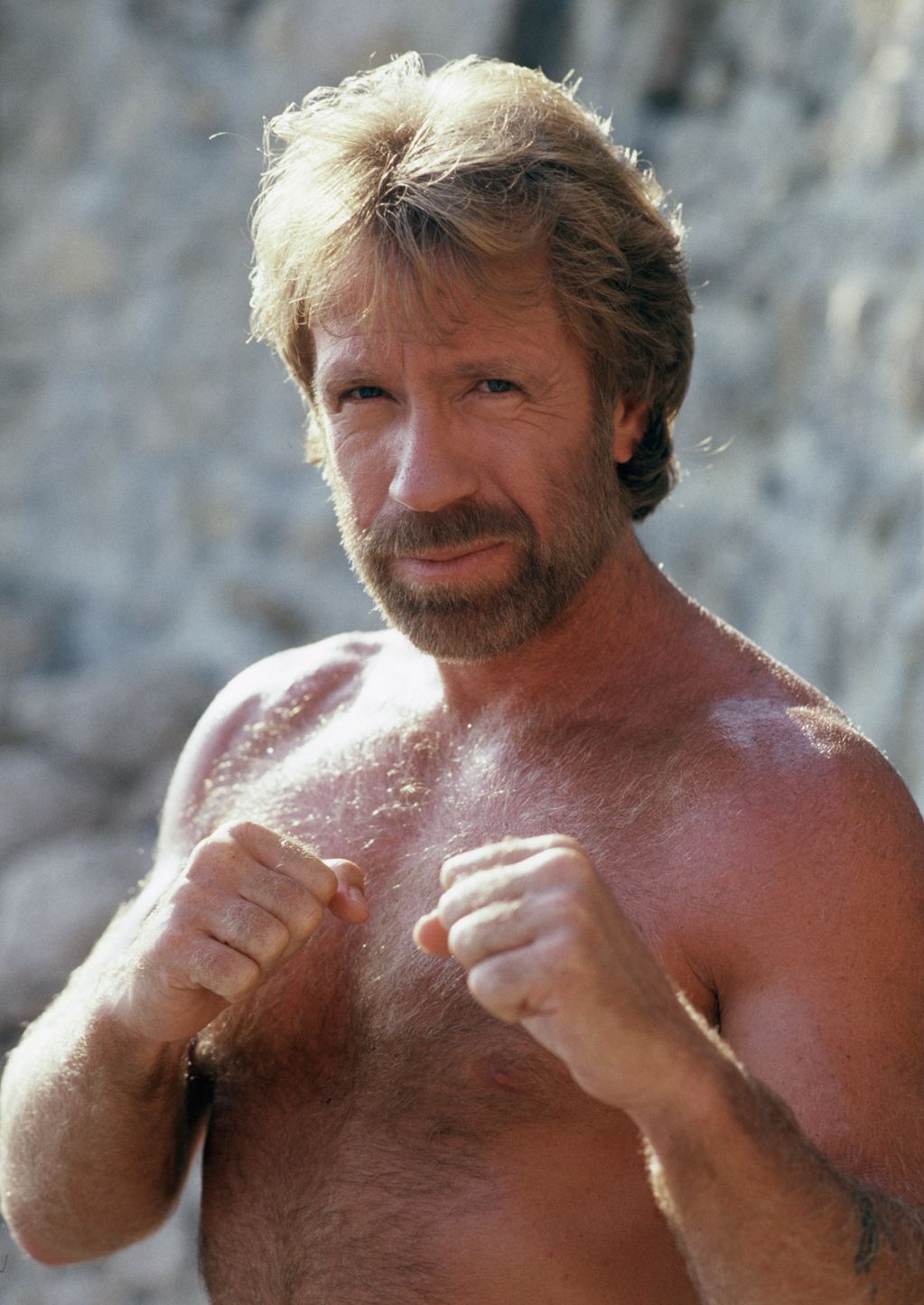 Chuck Norris kemény fellépésével a férfiak példaképévé vált. (1985)