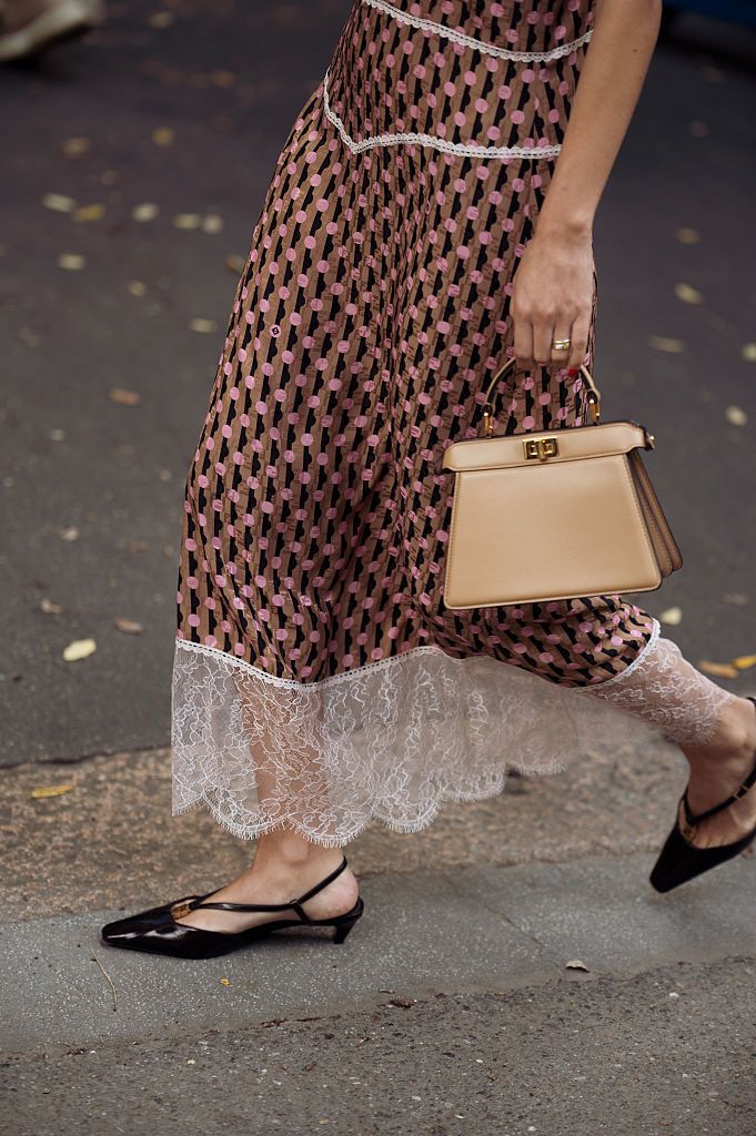 sling cipő szoknyával.