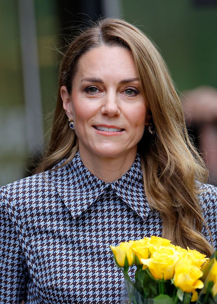 Katalin hercegné tyúklábmintás ruhában, virággal. 