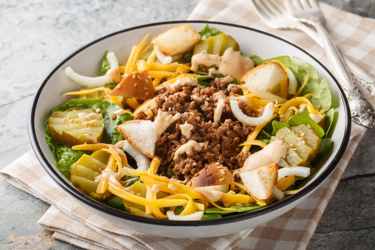 Hamburgertál az asztalon.