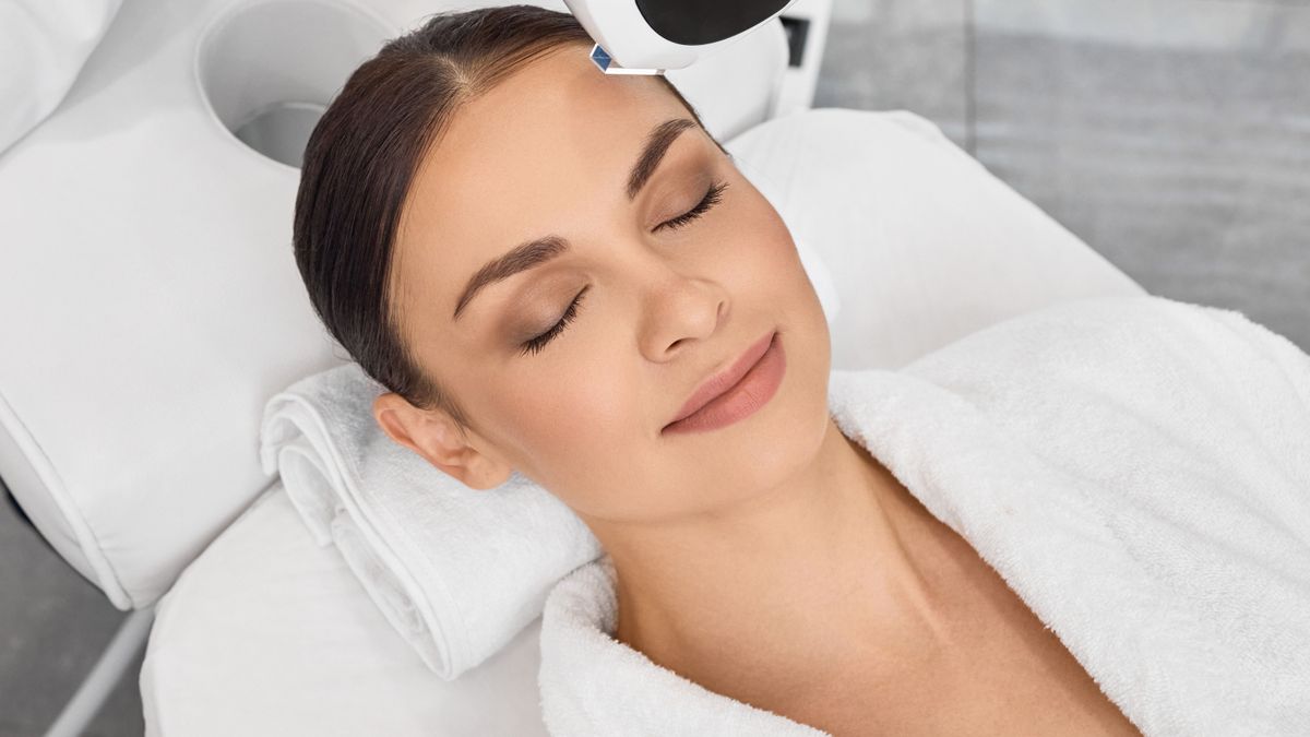 fiatal nő sima arcbőrrel, ráncok ellen használt bőrápolás eredménye