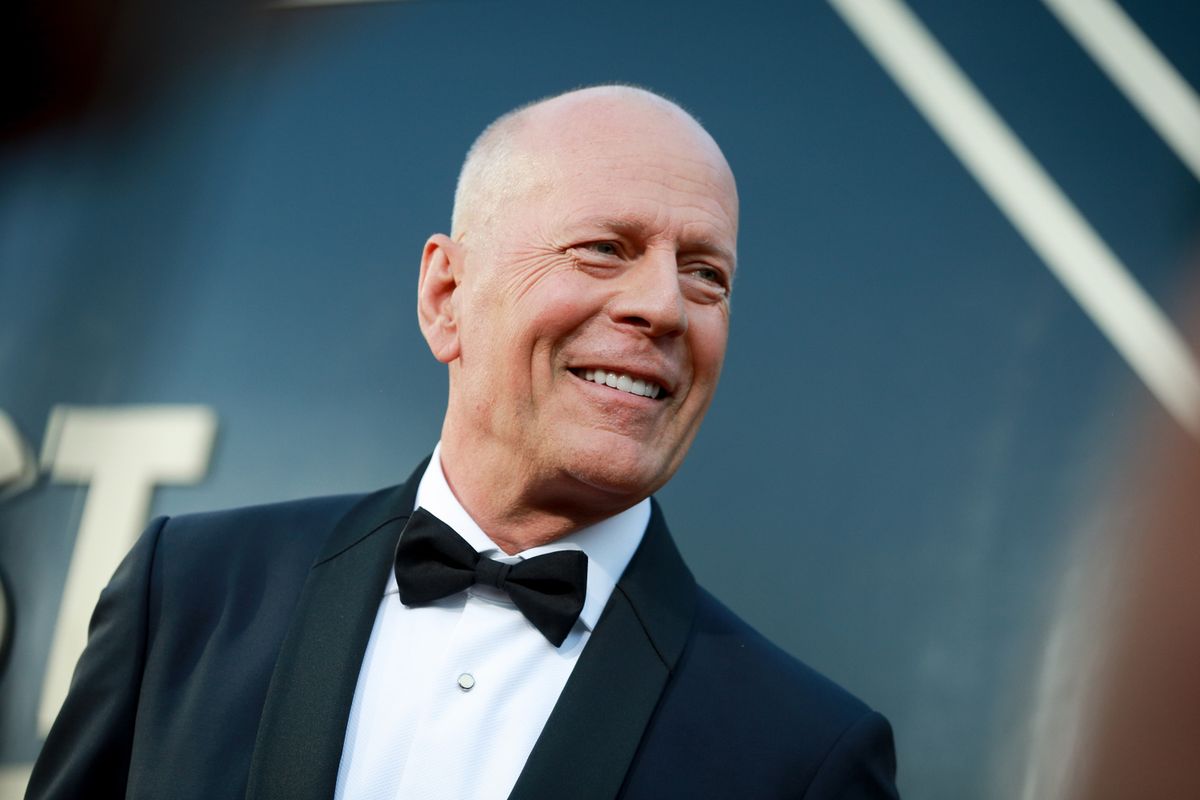 Bruce Willis szmokingban mosolyog a Comedy Central Roaston. 