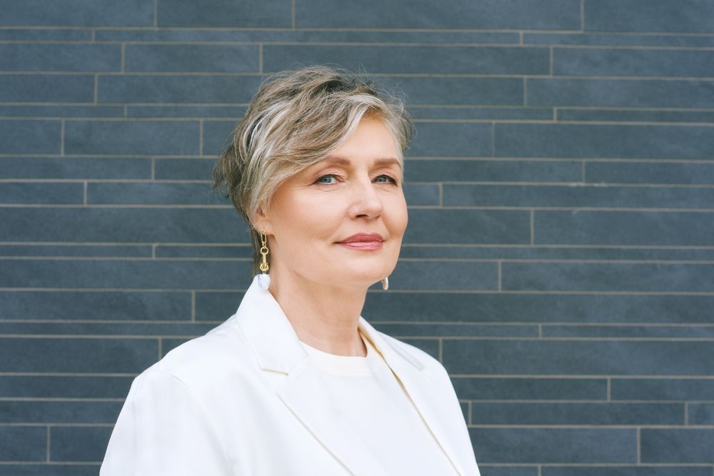 50 feletti nő hosszú fülbevalóval, kiegészítők cikkhez.