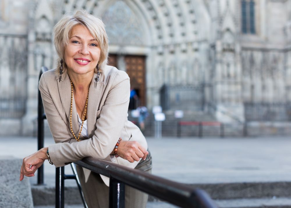 50 feletti nő blézerben, a kiegészítők című cikkhez. 