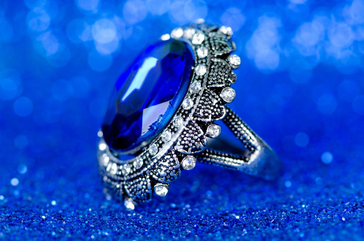 ezüst ékszer kék háttérrel