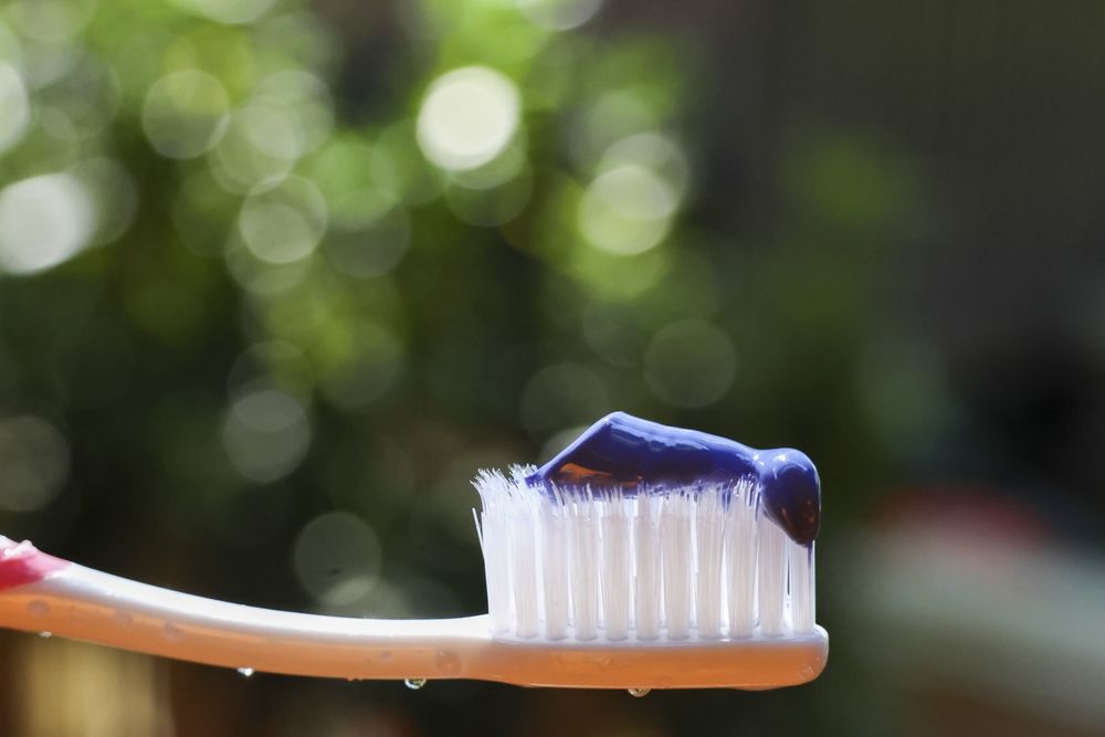 Lila hajsampon a fogkefén