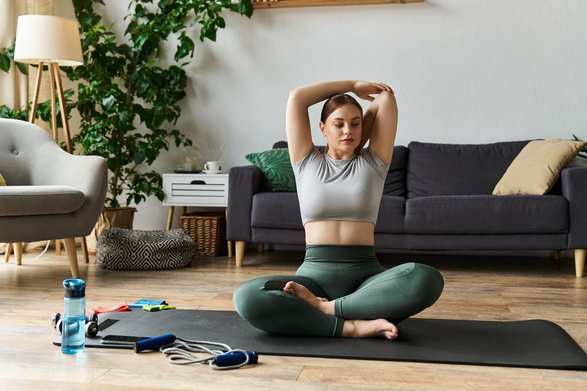 Pilatesező lány otthon.