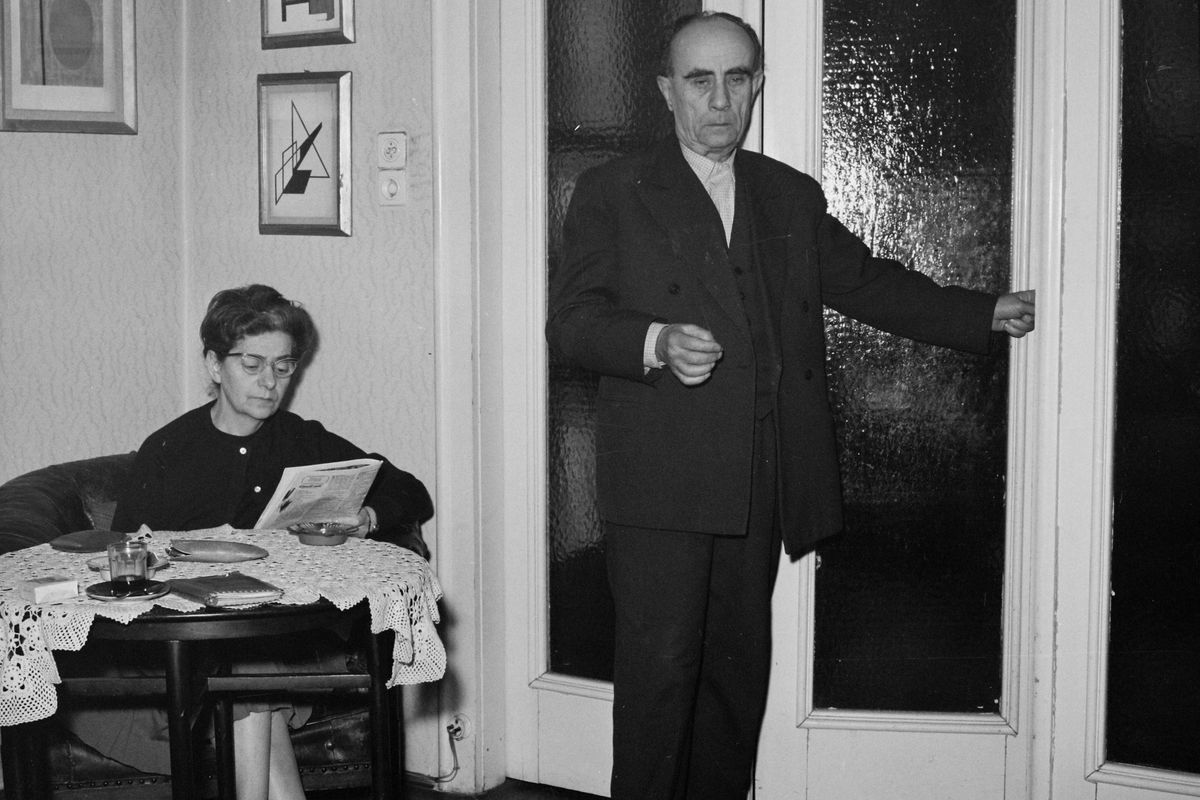 Kassák Lajos és második felesége, Kárpáti Klára, otthonukban.