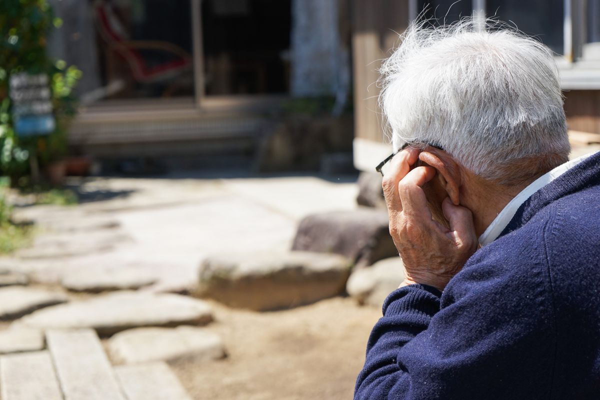 Egy idős férfi a hosszú élet titka témájában elmélkedik és támasztja a fejét. 