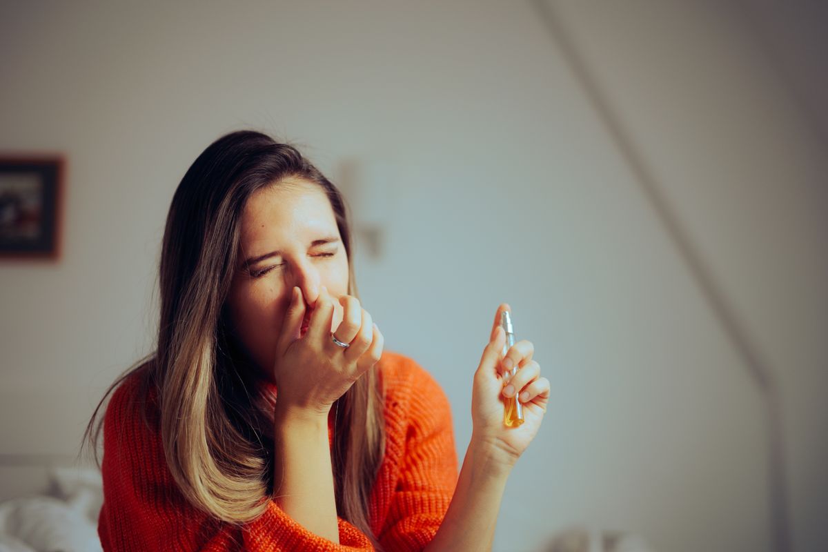 nő büdös parfümöket szagol