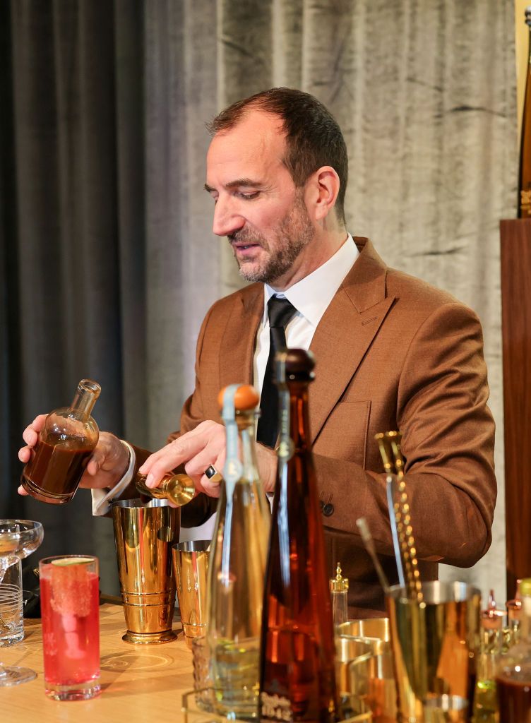 Charles Joly prepares a 97. Oscar-gála afterparty-n készíti a Tequila Negronit.