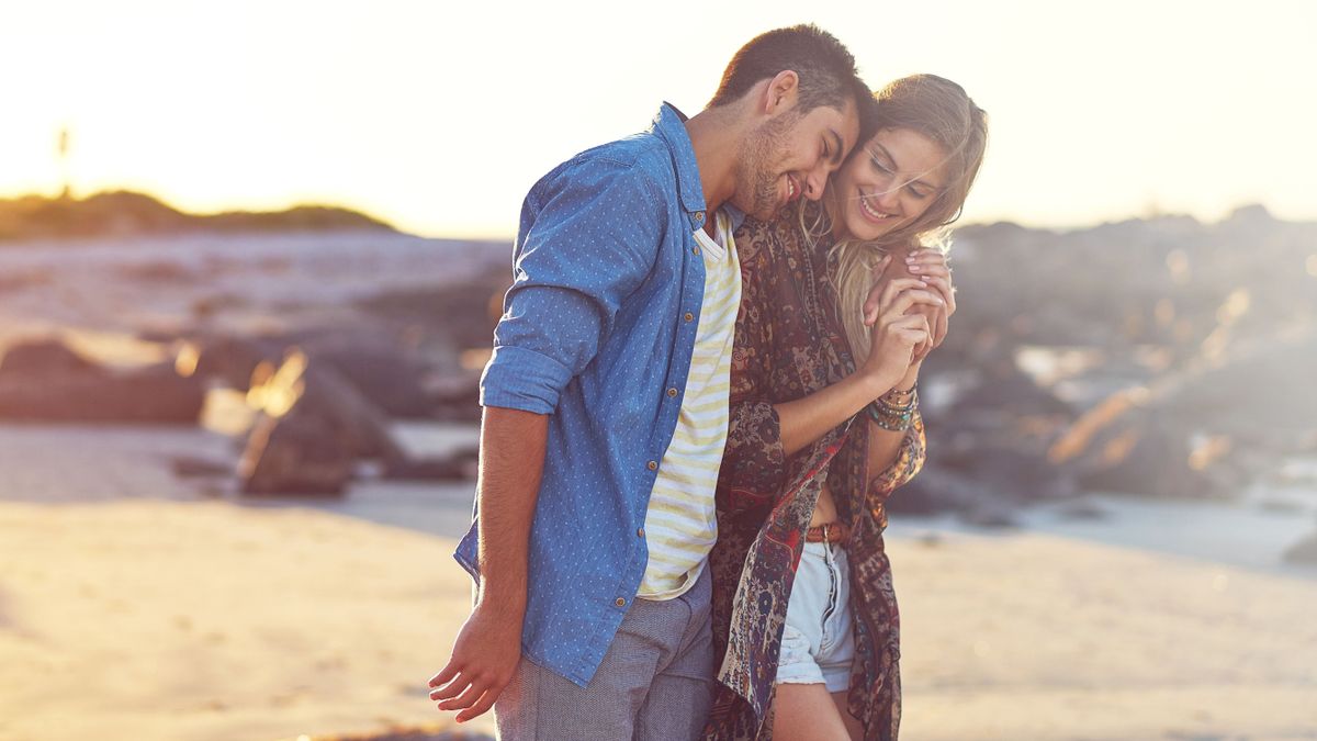 szerelmi teszt, egy szerelmes pár a tengerparton, illusztráció