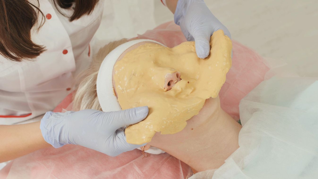 Viasz az arcon, akár fulladást is okozhat a TikTok-kihívás.