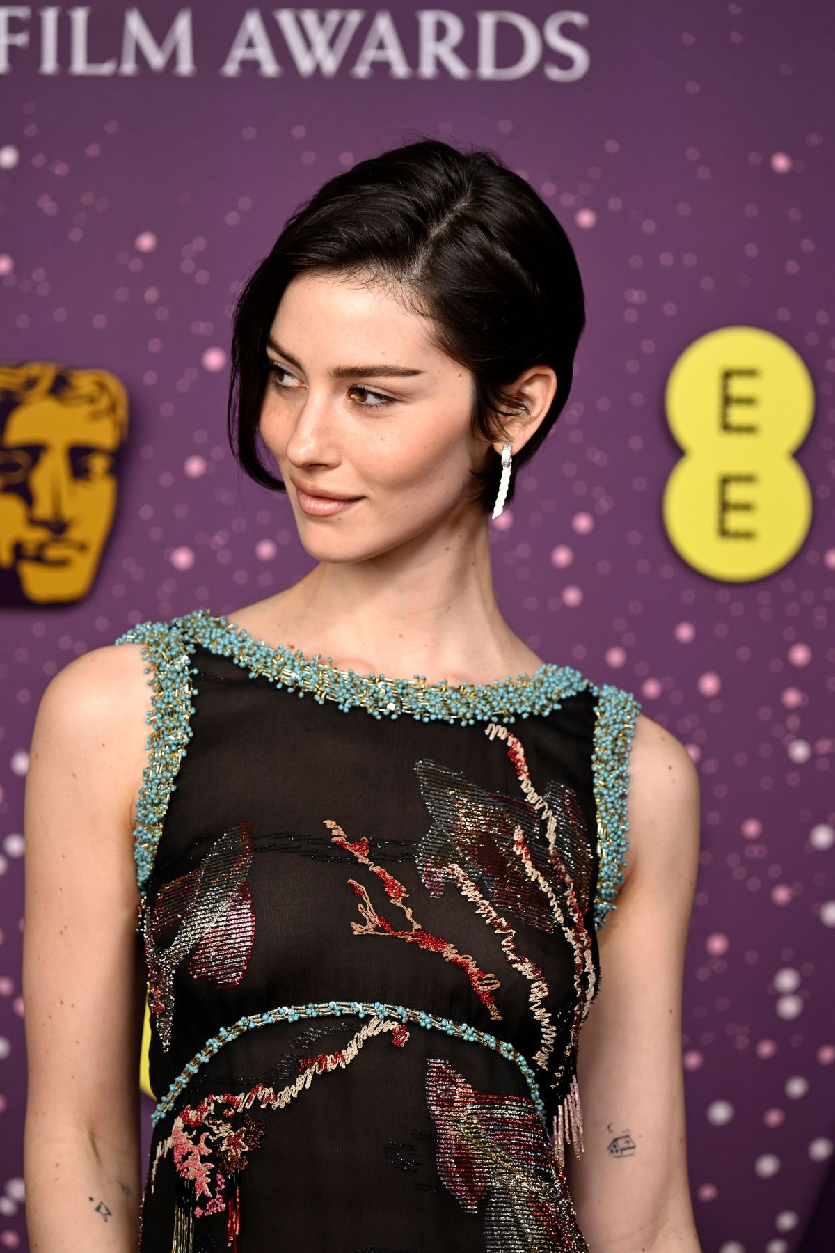 Pixie frizura lett az idei vörös szőnyeg egyik legfeltűnőbb szépségtrendje: egyre több színésznő dönt úgy, hogy levágja a hosszú tincseket, és a rövid, karakteres stílusra vált.